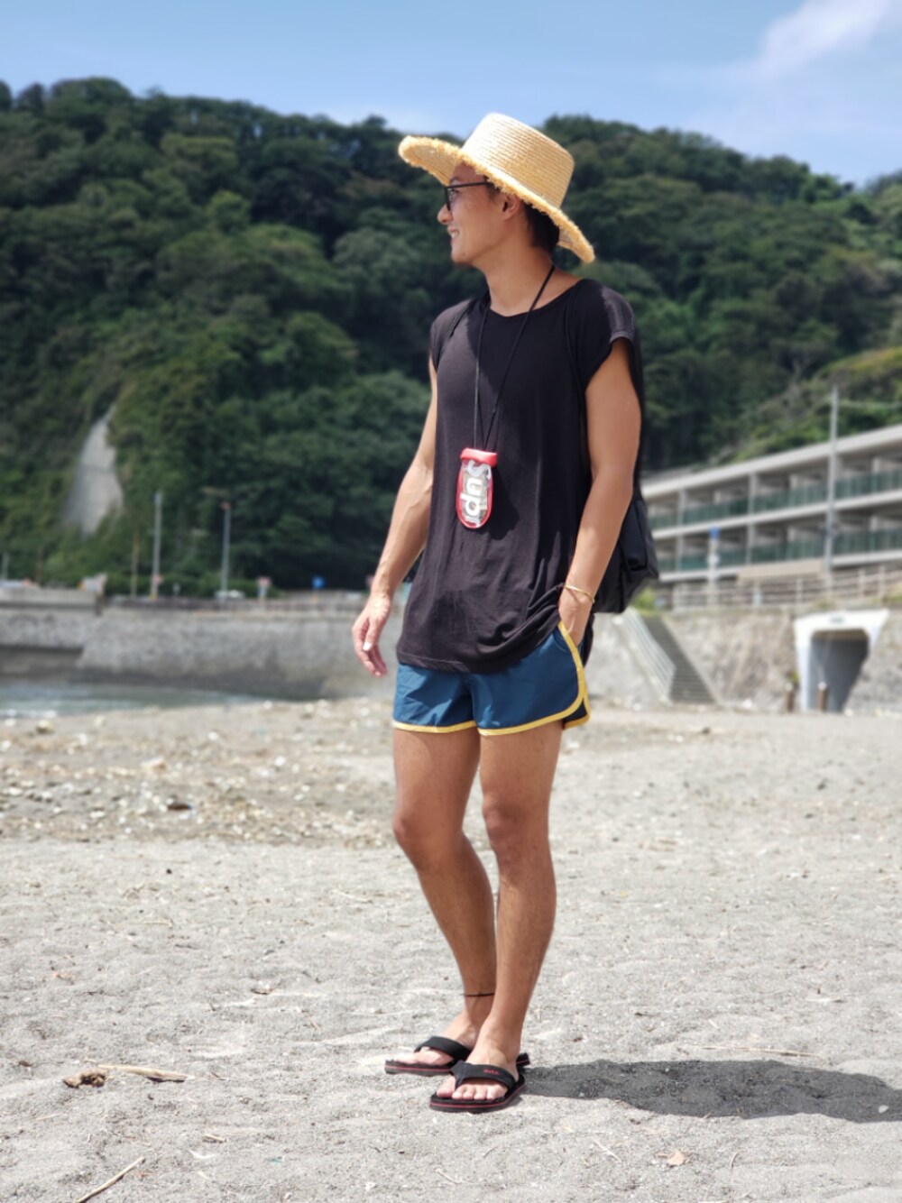 「海、むぎわら帽子、プチプラ、H&M、水着、rvca、ビーチサンダル、ノースリーブ、supreme」｜「Supreme のアイテム（バッグ、レッド系）」を使った、エポジンさん（メンズ・175cm）の夏コーディネートの1枚目の写真