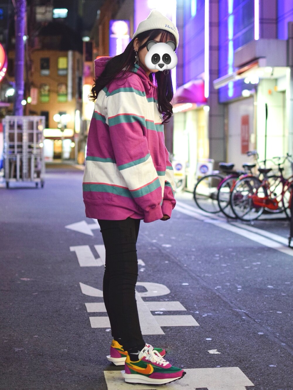 Supreme のパーカー（ピンク系）を使ったレディース人気ファッション