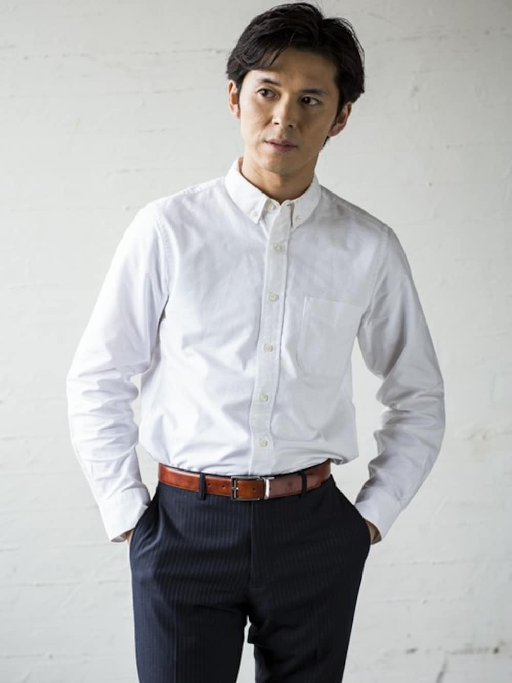 ブラウン系のベルトを着用したメンズの冬コーディネートの1枚目の写真