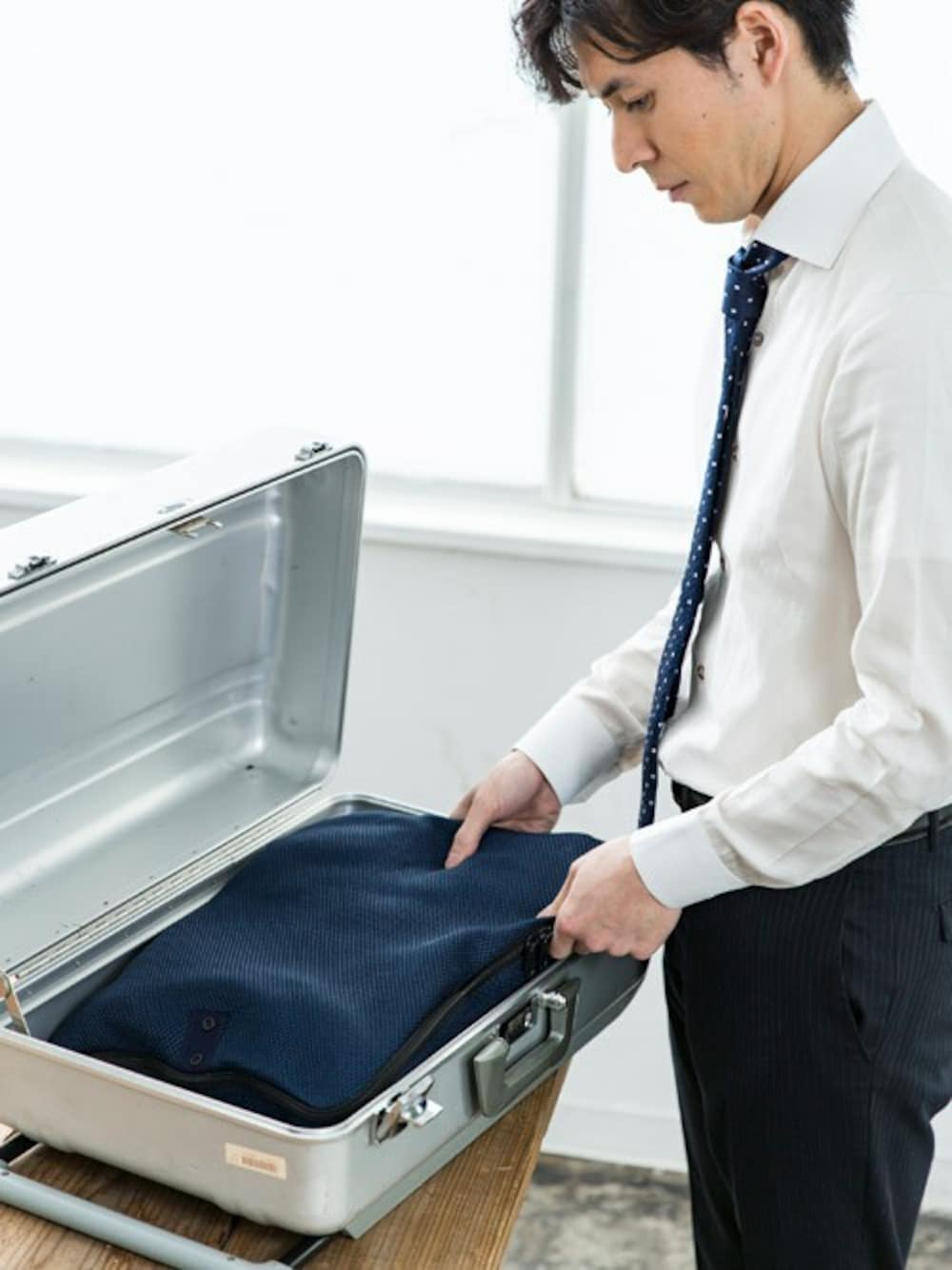 「出張、旅行、ビジネス、雑貨、コンパクト、会社員、洗濯可能、収納グッズ、ガーメントケース、トラベルグッズ」｜「HERRINGBONE CLUBのダブルメッシュ コンパクト ガーメントケース（トラベルグッズ、ブルー系）」を使った、多田さん（メンズ・173cm）の春コーディネートの1枚目の写真