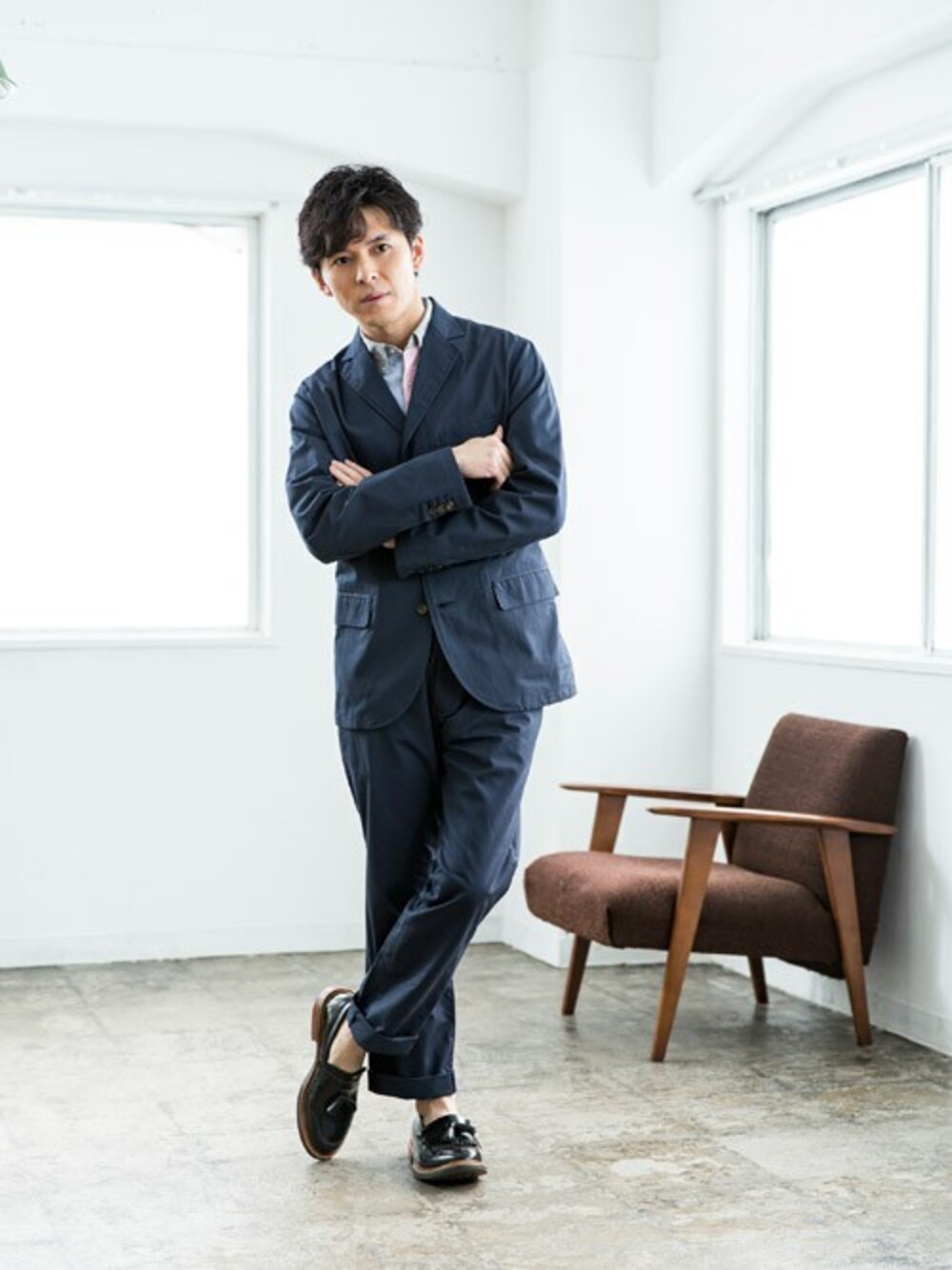 「パンツ、チノパンツ、天然素材、カジュアルコーデ、撥水、ビジネスカジュアル、綿、会社員、通気性、透湿性」｜「BRITISH GREENの日本製ベンタイル パンツ（チノパンツ、ブルー系）」を使った、多田さん（メンズ・173cm）の春コーディネートの1枚目の写真