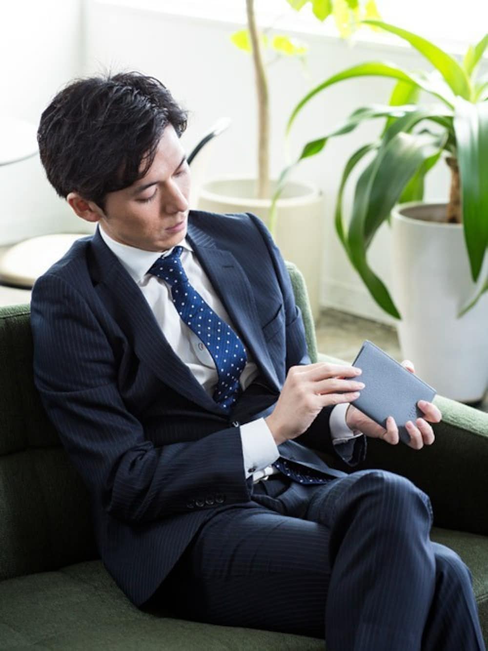 ブラック系のトラベルグッズを着用したメンズの春コーディネートの1枚目の写真