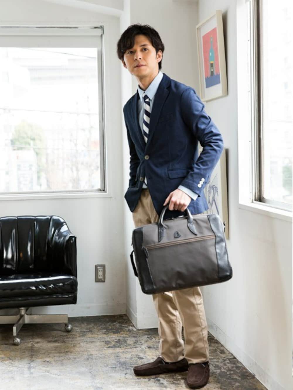 グレー系のビジネスバッグを着用したメンズの春コーディネートの1枚目の写真
