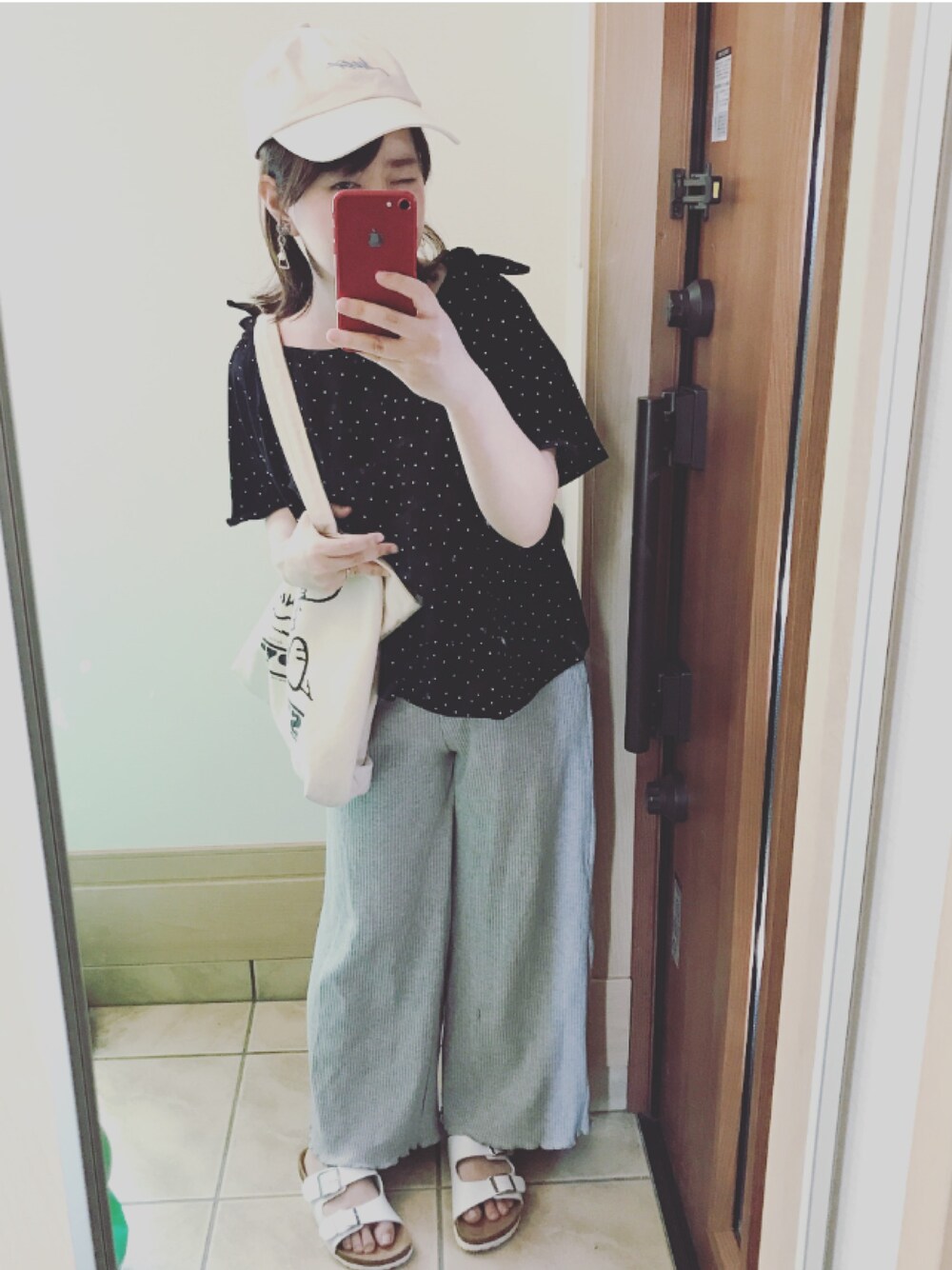 「カジュアルコーデ、ドット柄、夏、ラクチンコーデ、おしゃれさんと繋がりたい、休日スタイル」｜「Honeysの肩リボンプルオーバー（シャツ/ブラウス、ブラック系）」を使った、memeさん（レディース・148cm）の夏コーディネートの1枚目の写真
