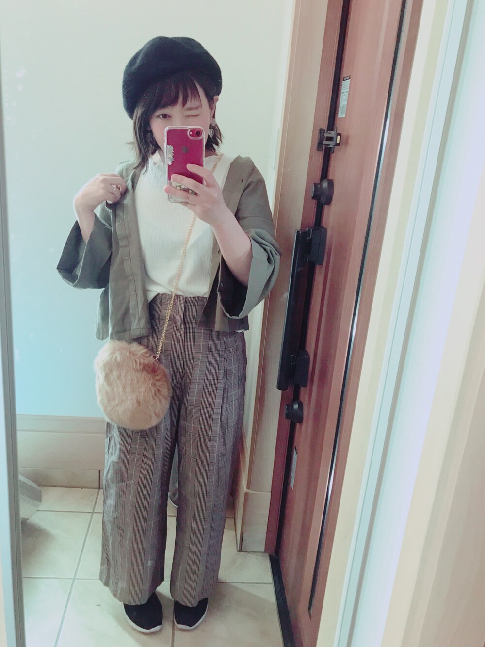 「カーキシャツ、カーキ、アキコーデ、チェックパンツ、ファー小物、アダルトおカワたん部、おしゃれさんと繋がりたい、低身長、低身長コーデ」｜「LOWRYS FARMのムジソデフレアシャツ　764405 （シャツ/ブラウス、グリーン系）」を使った、memeさん（レディース・148cm）の秋コーディネートの1枚目の写真