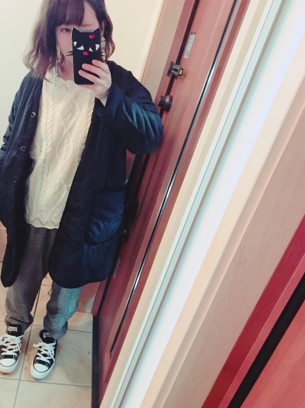 「チェックパンツ、GU、リバーシブルブルゾン、シンプル、カジュアルコーデ、スニーカーコーデ、パンツスタイル、低身長、あたたかい」｜「GRLのアイテム（ニット/セーター、ホワイト系）」を使った、memeさん（レディース・148cm）の冬コーディネートの1枚目の写真