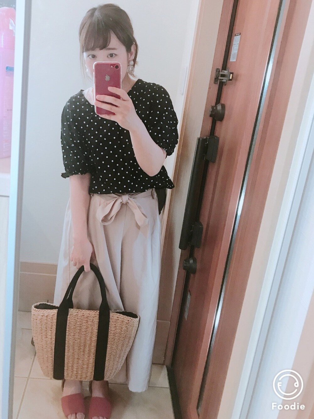 「シンプル、ドット、ブラック、ブラウス、イヤリング、おしゃれさんと繋がりたい、低身長、かごバッグ」｜「GOLDYのクリア ペタル イヤリング（イヤリング、シルバー系）」を使った、memeさん（レディース・148cm）の夏コーディネートの1枚目の写真