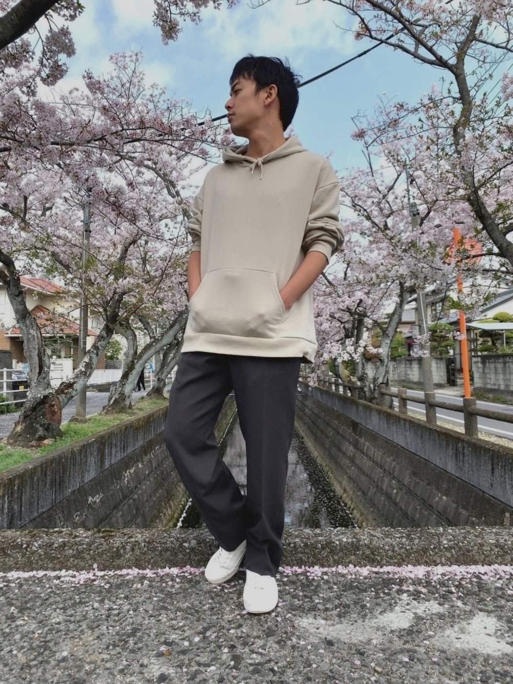 「シンプル、オーバーサイズ、パーカー、UNIQLO、WEGO、今日のコーデ、おしゃれさんと繋がりたい、スニーカー、プチプラコーデ、オトナカジュアル」｜「WEGOのWEGO/ドロップショルダーカラービッグシルエットプルパーカー（パーカー、ベージュ系）」を使った、しんじさん（メンズ・169cm）の春コーディネートの1枚目の写真