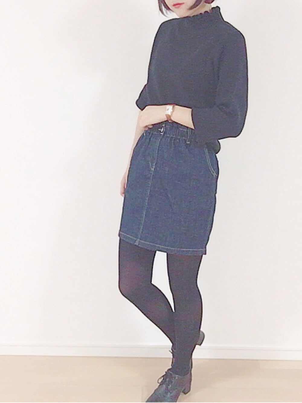 ブラック系のニット/セーター、ブルー系のスカート、ブラック系のブーツを着用したレディースの秋コーディネートの1枚目の写真