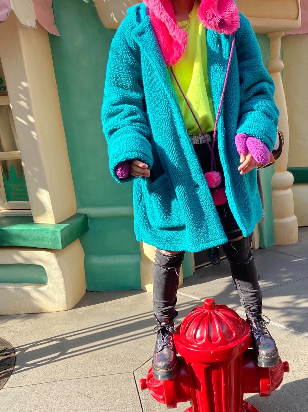 グリーン系のジャケット/アウター、ブラック系のデニムパンツ、ブラック系のブーツを着用したレディースの春コーディネートの1枚目の写真