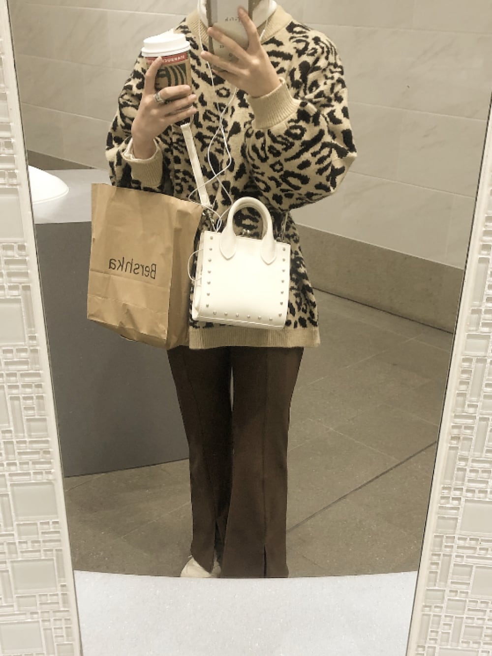 「オトナカジュアル、シンプルコーデ、カジュアルコーデ、お洒落さんとつながりたい、ニット、フレアパンツ」｜「Bershkaのアイテム（パンツ、ブラウン系）」を使った、優　花さん（レディース・153cm）の冬コーディネートの1枚目の写真