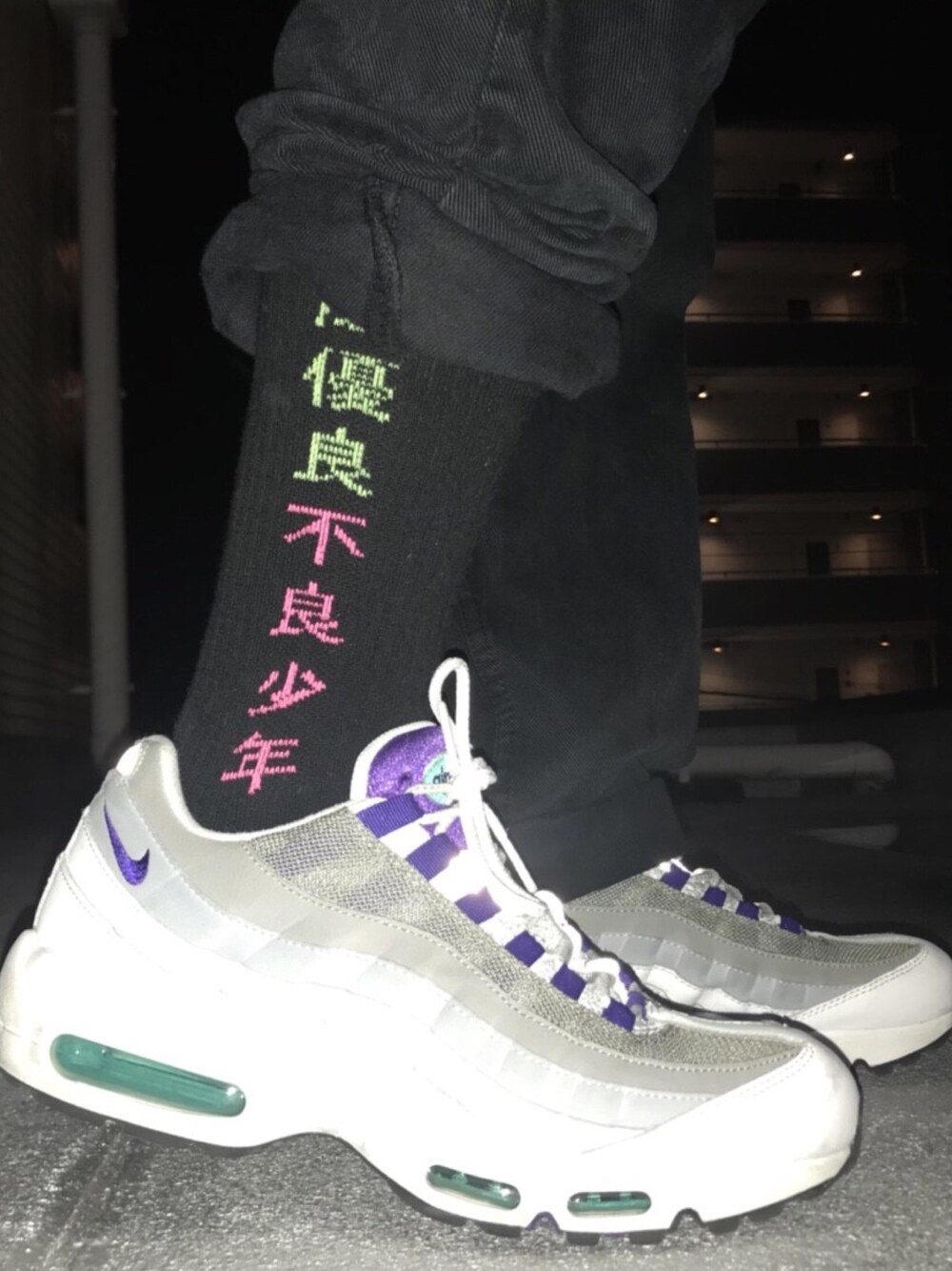 「NIKE、AIR MAX、airmax95、健康優良不良少年、AKIRA、supreme、おしゃれさんと繋がりたい、お洒落さんとつながりたい、いいね、save、フォローお願いします🤑」｜「NIKEのNIKE ナイキ AIR MAX 95 OG エア マックス 95 OG M554970 151WT/CPRPL（スニーカー、パープル系）」を使った、f さん（メンズ・176cm）の夏コーディネートの1枚目の写真