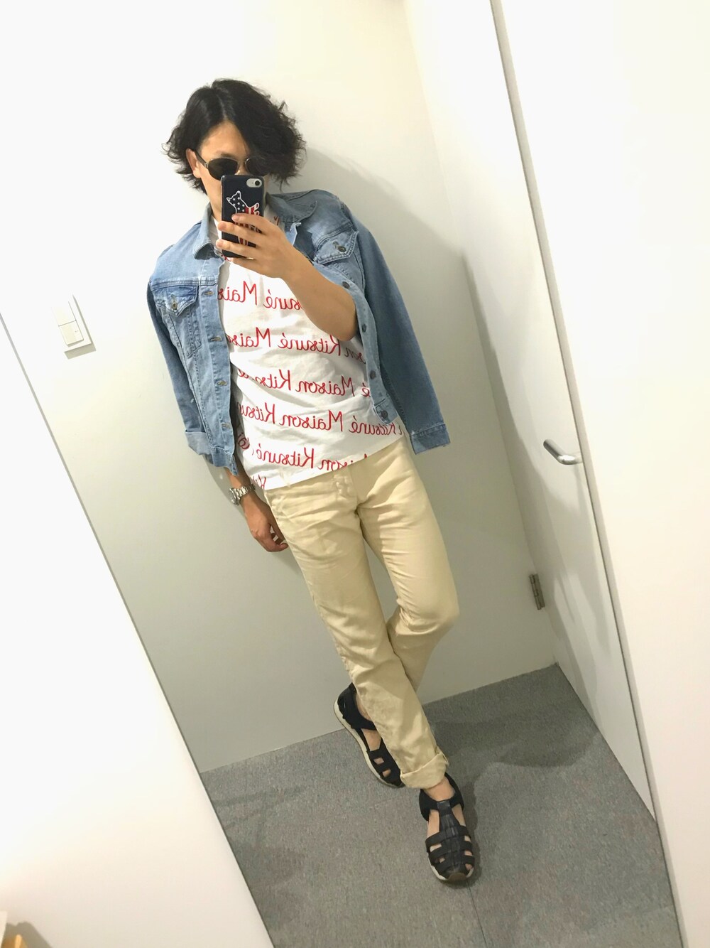 「ホワイトパンツ、リネンパンツ、MAISON KITSUNE、デニムジャケット、ジージャン、UNIQLO、amb、グルカサンダル、スラックスパンツ、ray ban」｜「AmbのAmb （エーエムビー） / レザー グルカサンダル MANET KIPS（サンダル、ブラック系）」を使った、Donnieさん（メンズ・171cm）の夏コーディネートの1枚目の写真
