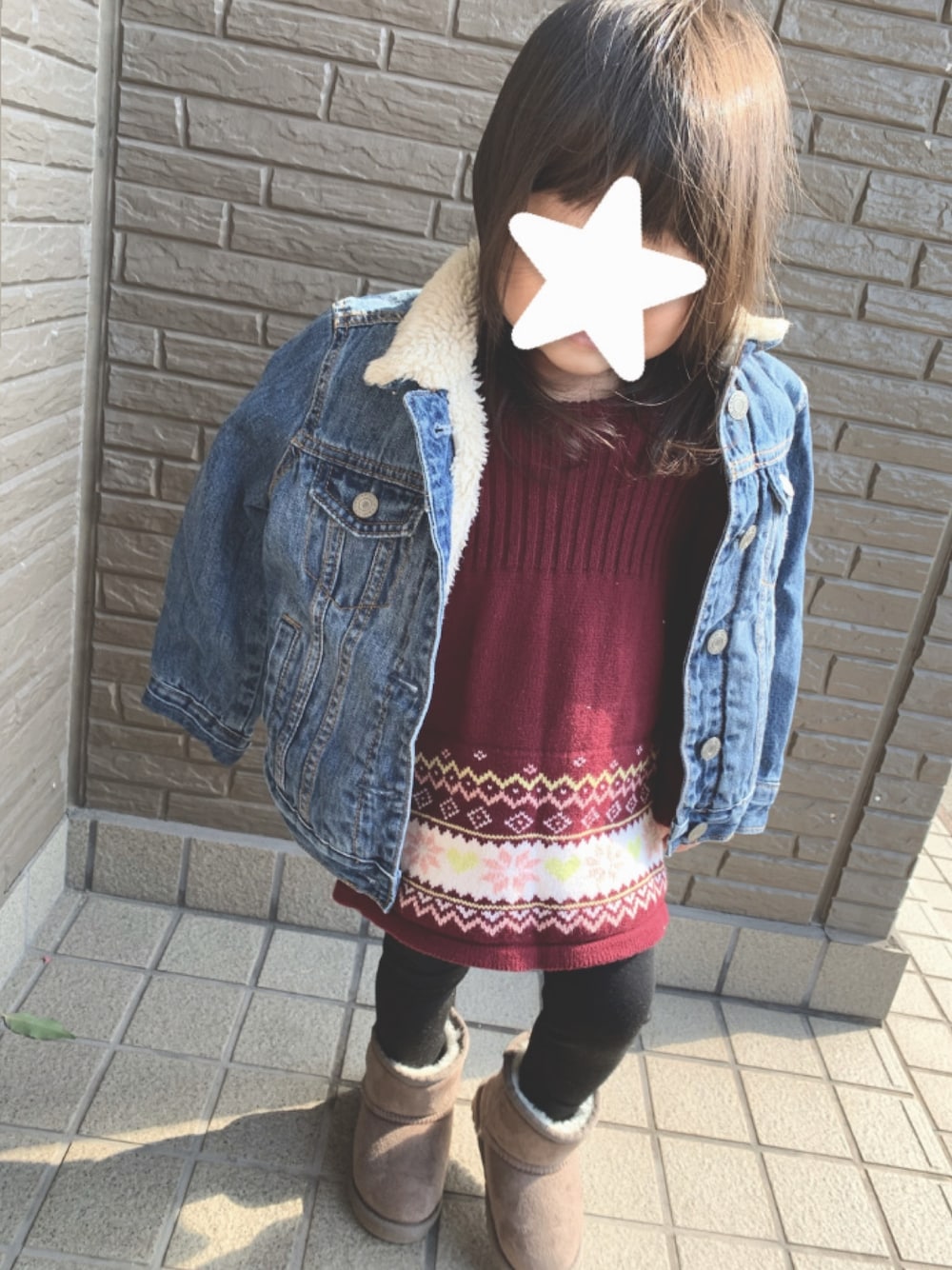 「秋冬コーデ、キッズコーデ、キッズファッション、女の子コーデ、ボアデニムジャケット、ワンピース×レギンス、ムートンブーツ、プティマイン、ギャップキッズ、ユニクロキッズ」｜「西松屋のアイテム（ワンピース/ドレス、レッド系）」を使った、Umiちゃん☺︎さん（レディース・90cm）の秋コーディネートの1枚目の写真