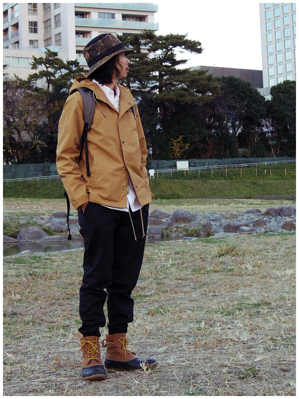 「スウェットパンツ、マウンテンパーカー、バックパック、白シャツ、アウトドアスタイル、コロンビア、ガムブーツ、バケットハット、山登りスタイル、 FEEL PORTLAND」｜「Columbiaのリトルブラックウォータースプリングスバケット（ハット、その他）」を使った、つちぽんさん（メンズ・177cm）の冬コーディネートの1枚目の写真