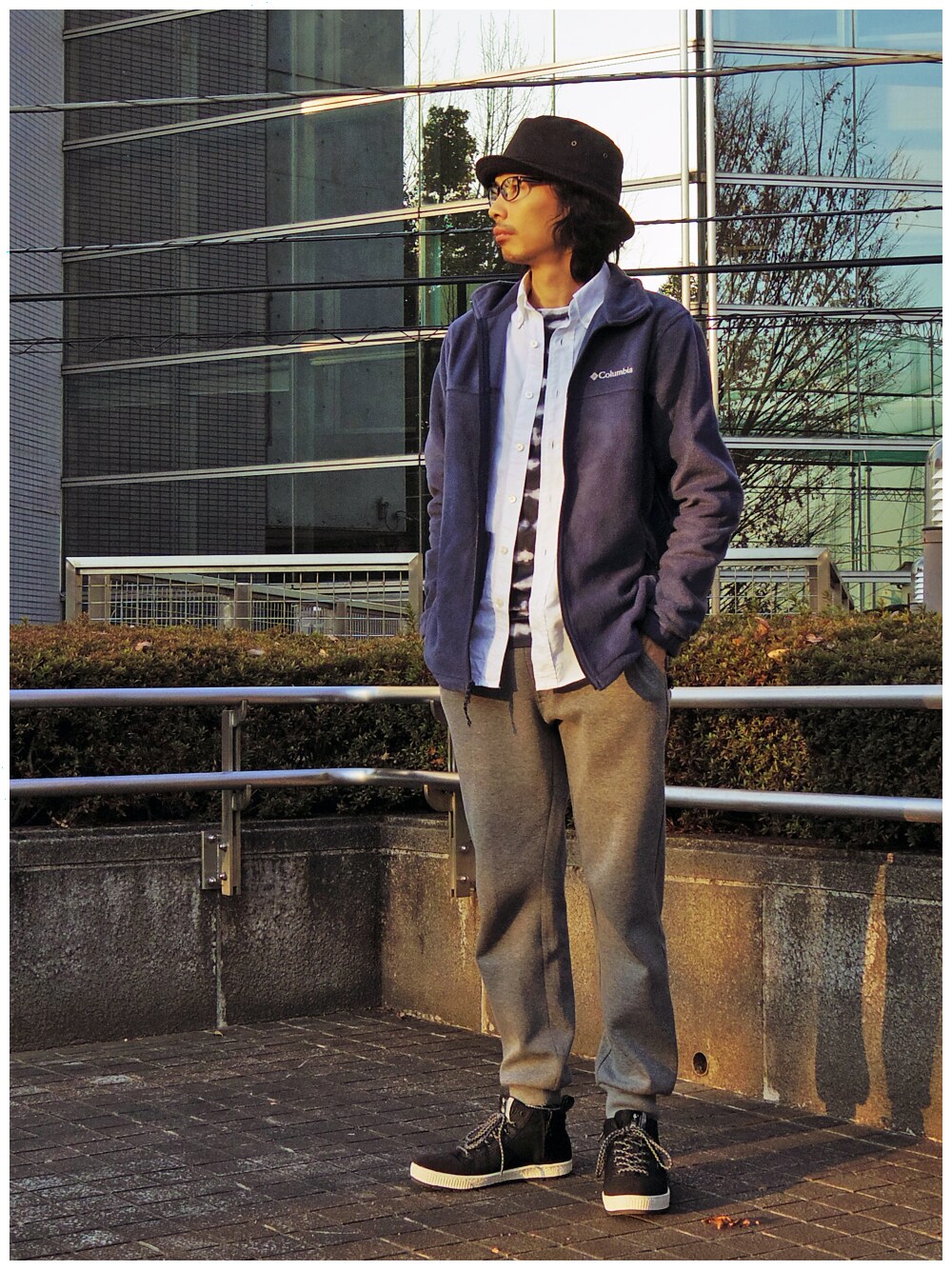 「スウェットパンツ、スニーカー、白シャツ、めがね、ハット、レイヤードスタイル、フリース、コロンビア」｜「tk.TAKEO KIKUCHIのNEWHATTAN ツイルバケットハット（ハット、ブラック系）」を使った、つちぽんさん（メンズ・177cm）の冬コーディネートの1枚目の写真