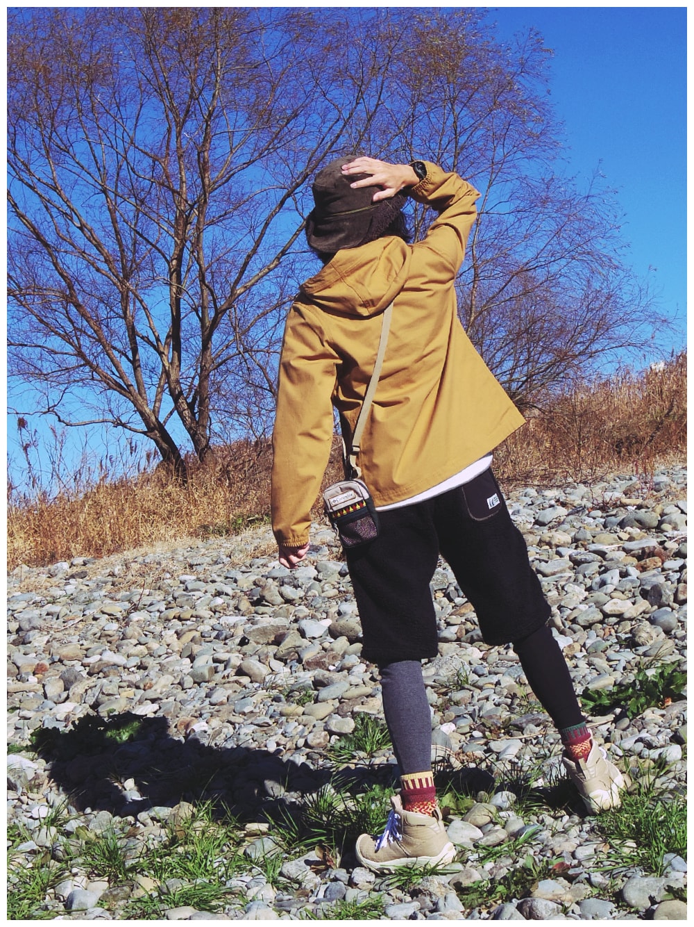 ベージュ系のブルゾン、ホワイト系のその他アウター、その他のその他パンツを着用したメンズの冬コーディネートの1枚目の写真