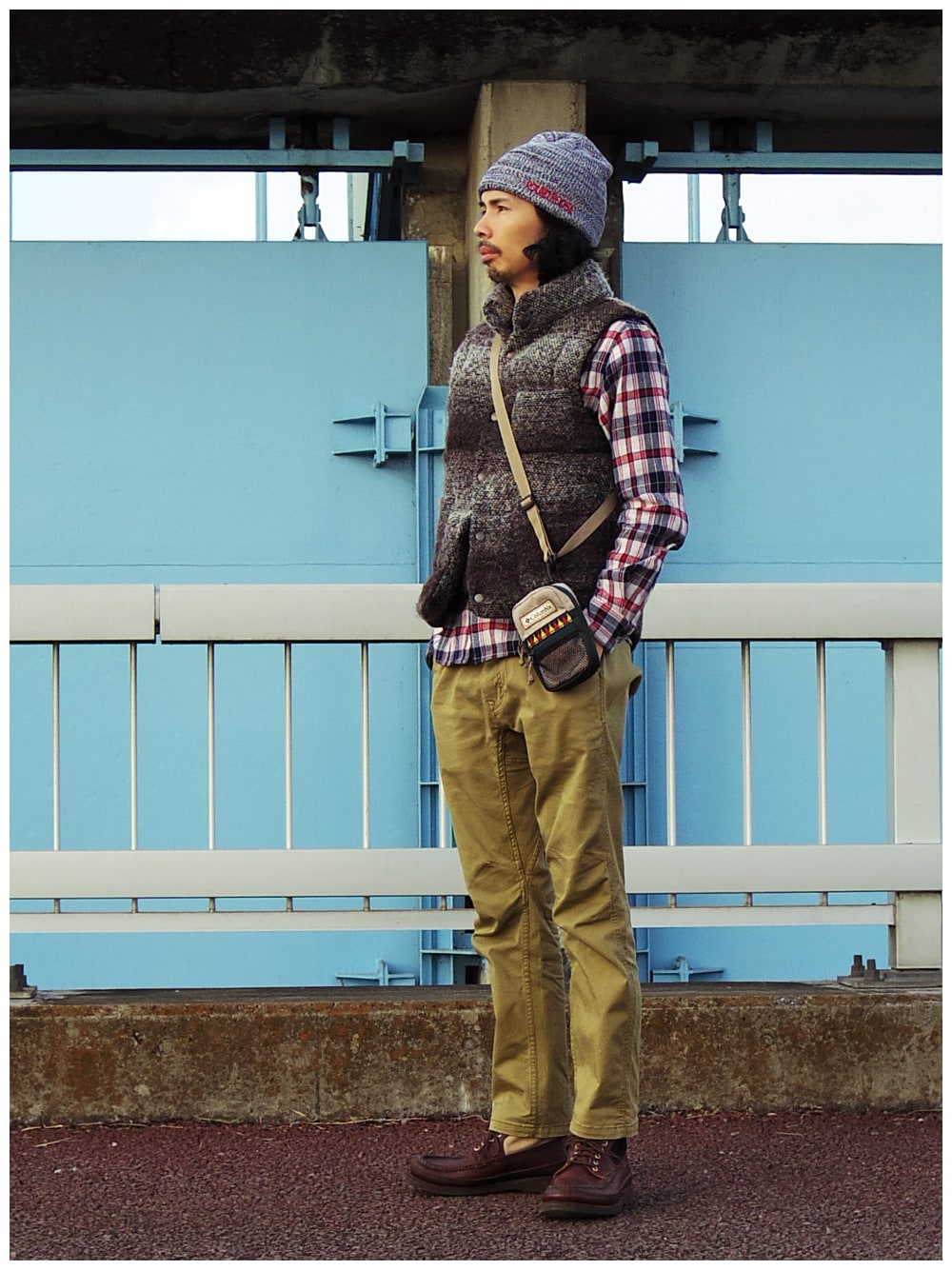 ブラウン系のダウンベスト、ブルー系のシャツ/ブラウス、ベージュ系のその他パンツを着用したメンズの冬コーディネートの1枚目の写真