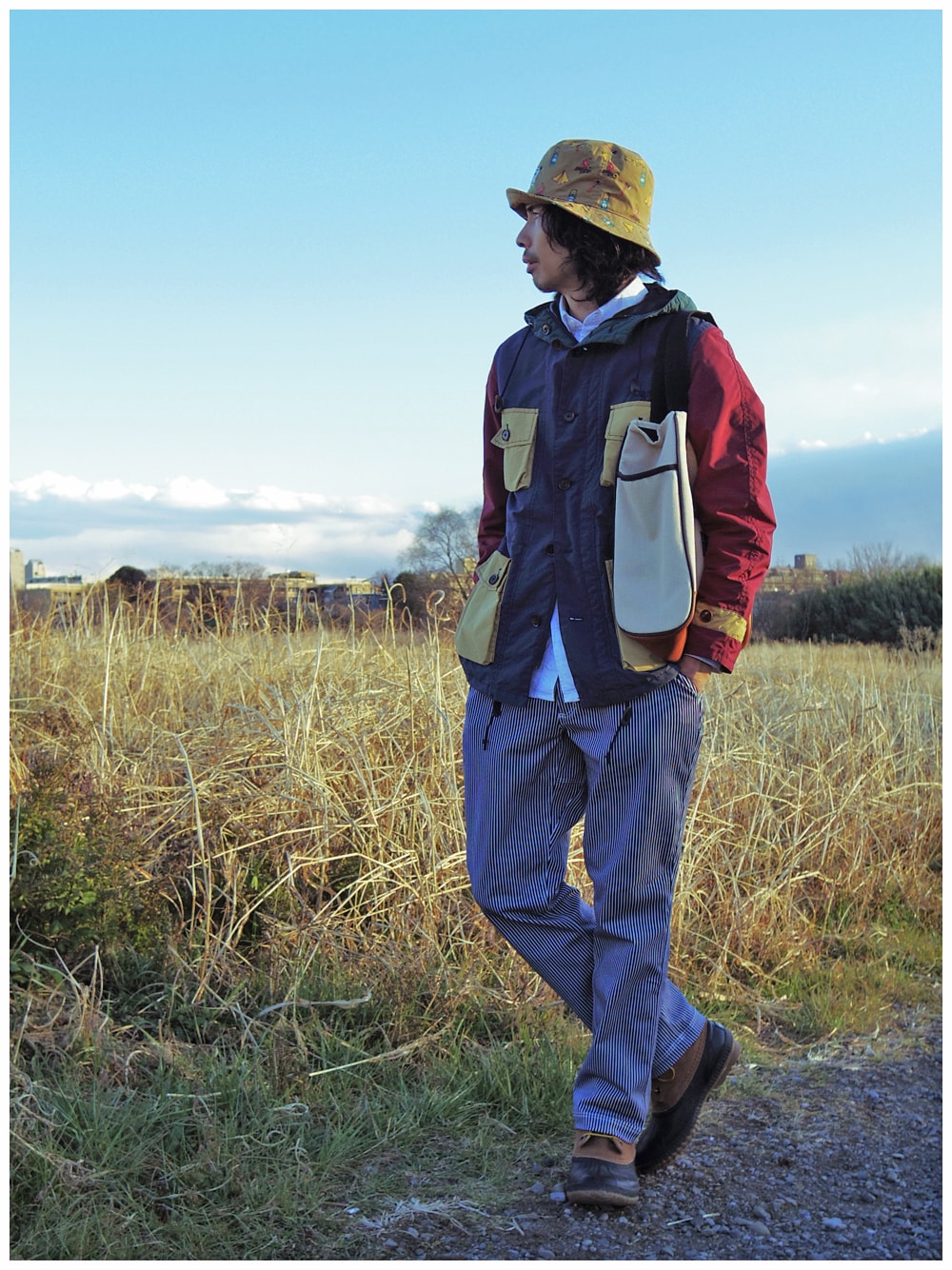 その他のマウンテンパーカー、ホワイト系のシャツ/ブラウス、ブルー系のその他パンツを着用したメンズの冬コーディネートの1枚目の写真