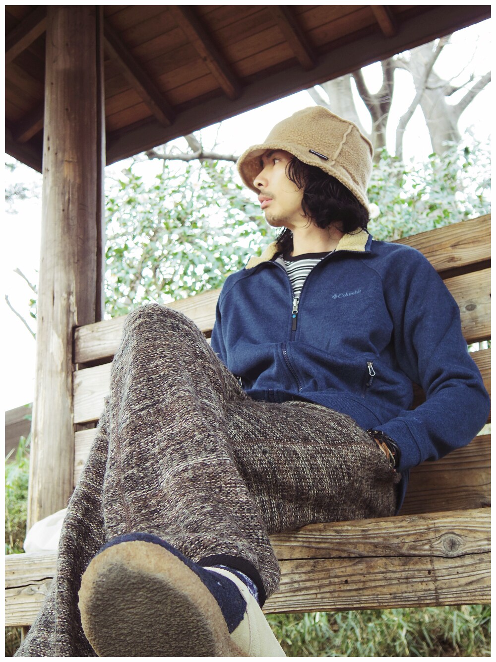 ブルー系のその他アウター、ブラック系のTシャツ/カットソー、ブラウン系のその他パンツを着用したメンズの春コーディネートの1枚目の写真