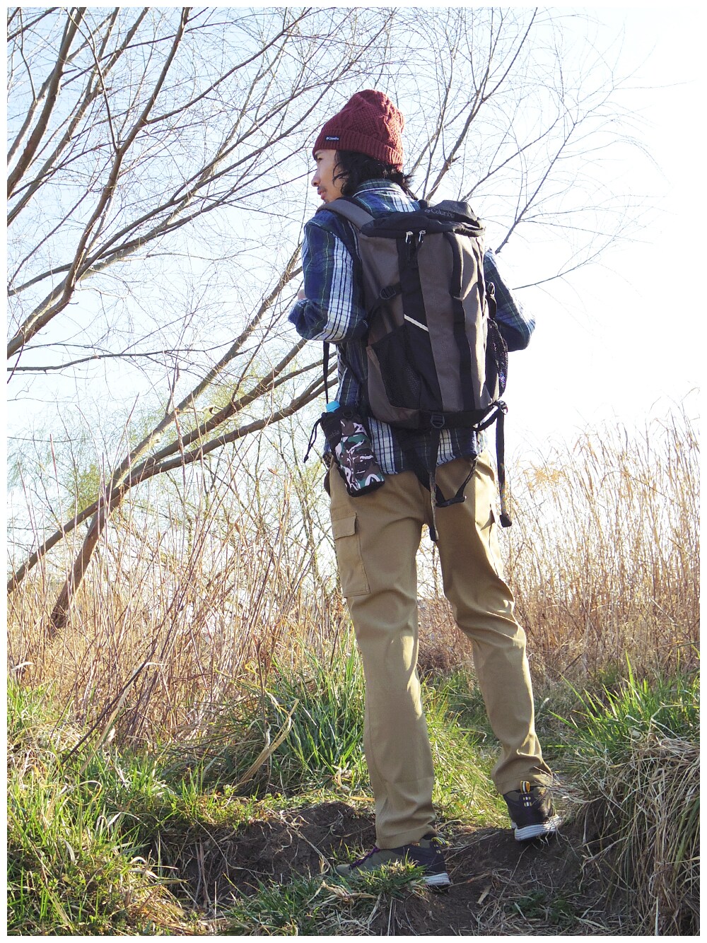 グリーン系のシャツ/ブラウス、ベージュ系のバックパック/リュック、ベージュ系のカーゴパンツを着用したメンズの春コーディネートの1枚目の写真