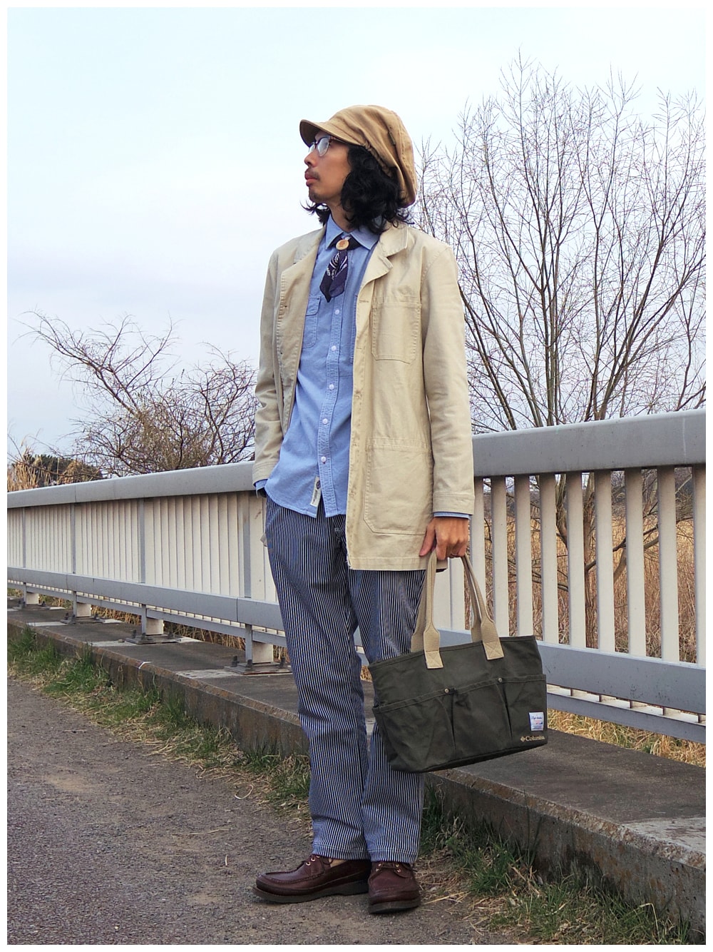 ベージュ系のその他アウター、ブルー系のシャツ/ブラウス、ブルー系のその他パンツを着用したメンズの春コーディネートの1枚目の写真