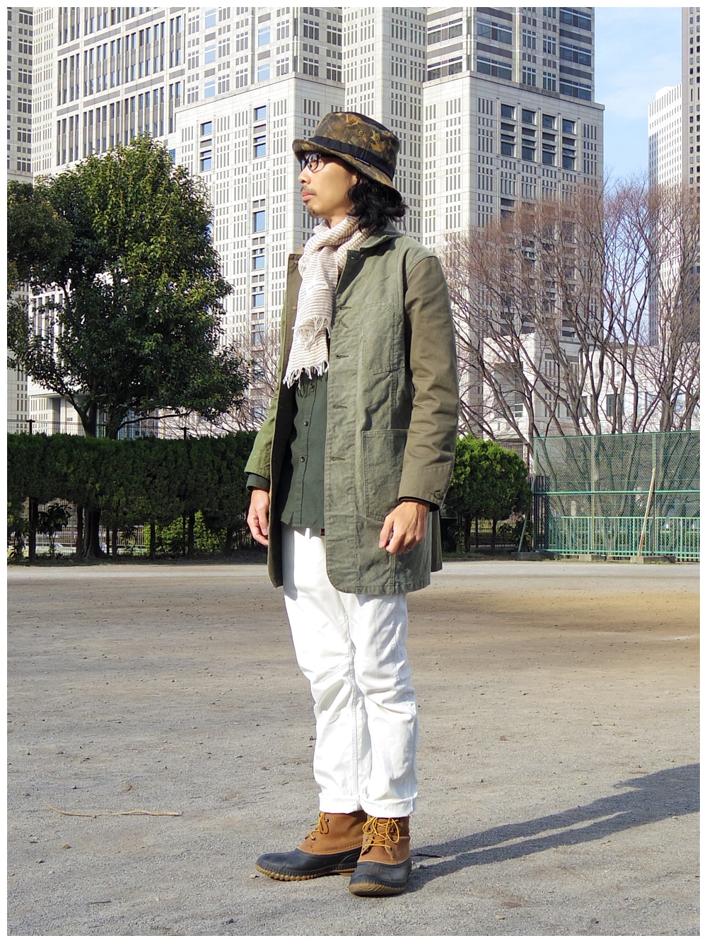 グリーン系のその他アウター、グリーン系のシャツ/ブラウス、ホワイト系のデニムパンツを着用したメンズの春コーディネートの1枚目の写真