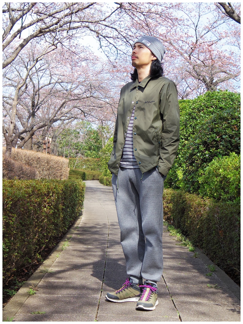 グリーン系のカバーオール、ブラック系のTシャツ/カットソー、グレー系のその他パンツを着用したメンズの春コーディネートの1枚目の写真