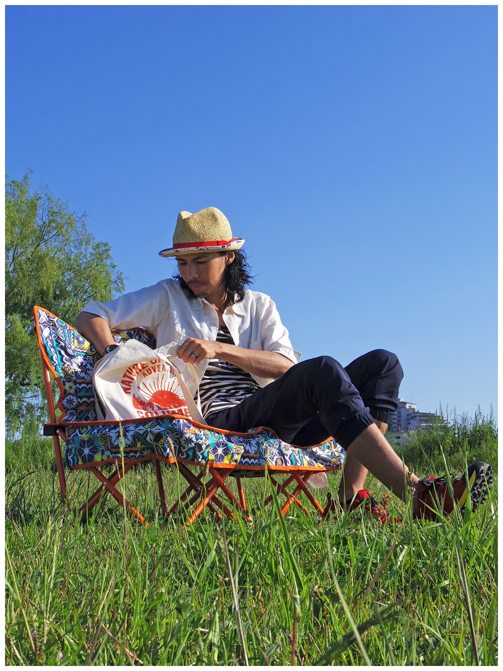 ホワイト系のシャツ/ブラウス、その他のタンクトップ、ブルー系のその他パンツを着用したメンズの春コーディネートの1枚目の写真