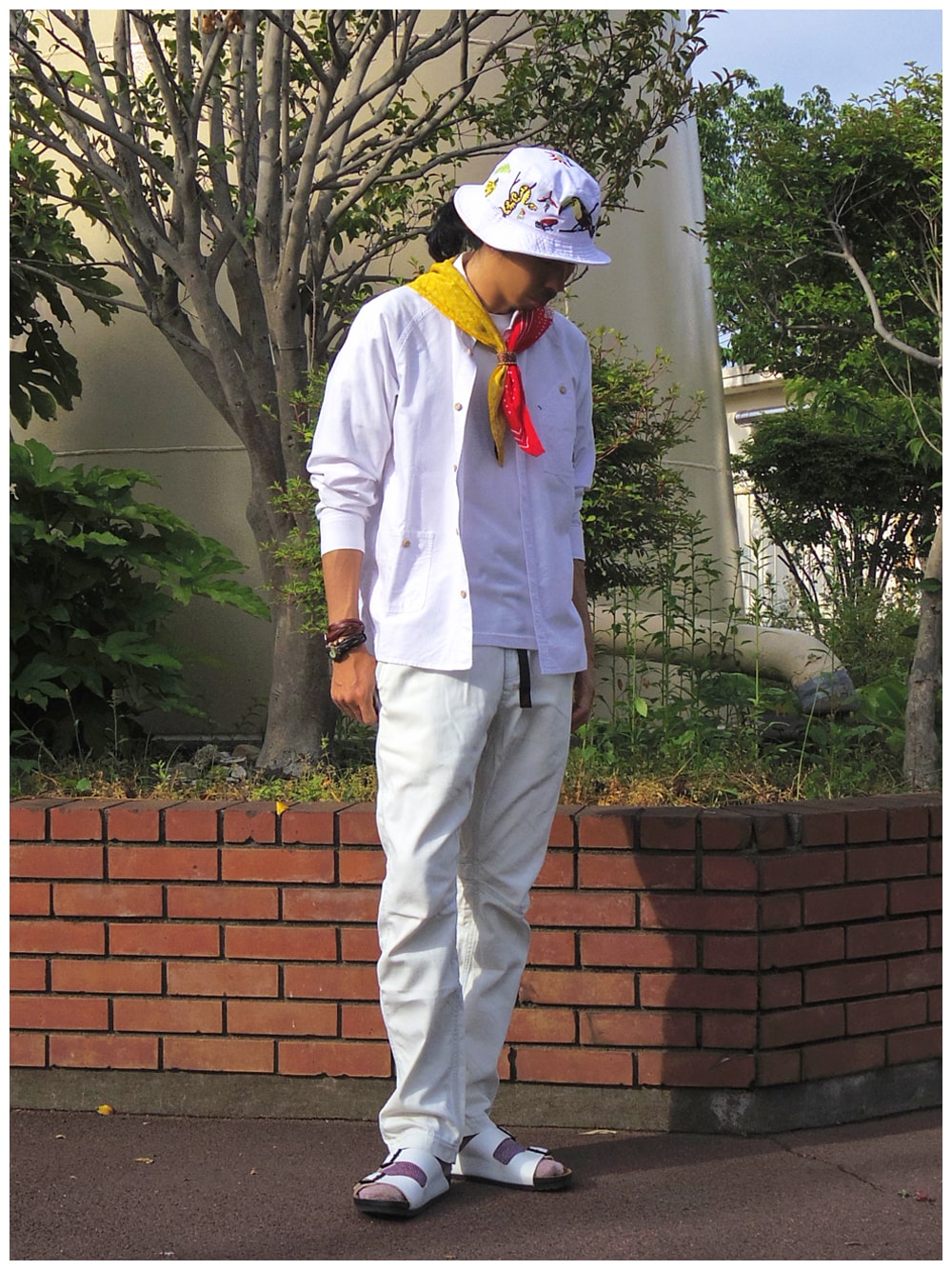 ホワイト系のシャツ/ブラウス、ホワイト系のデニムパンツ、ホワイト系のサンダルを着用したメンズの春コーディネートの1枚目の写真