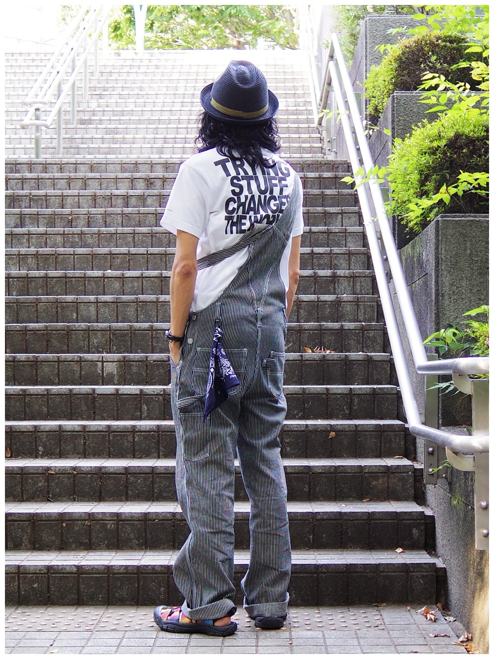 ホワイト系のTシャツ/カットソー、ブラック系のサロペット/オーバーオール、その他のサンダルを着用したメンズの夏コーディネートの1枚目の写真