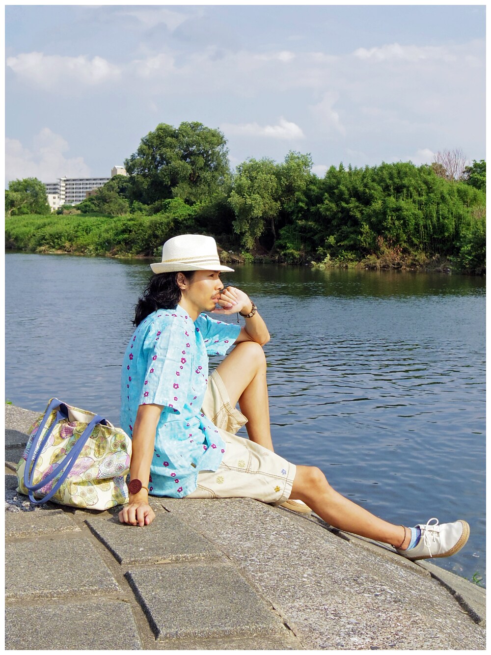 ブルー系のシャツ/ブラウス、ベージュ系のその他パンツ、その他のショルダーバッグを着用したメンズの夏コーディネートの1枚目の写真