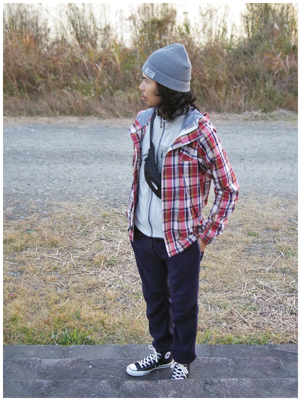 レッド系のマウンテンパーカー、ホワイト系のその他アウター、ブラック系のボディバッグ/ウエストポーチを着用したメンズの秋コーディネートの1枚目の写真