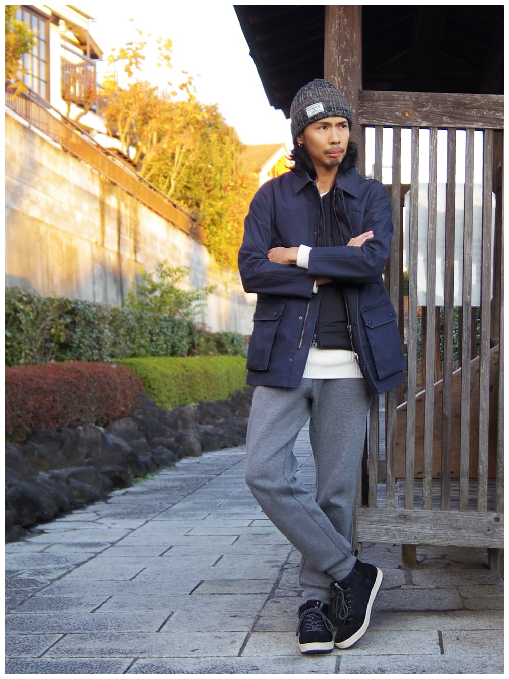 「スウェットパンツ、ニット、レイヤード、ニット帽、ベスト、モノトーン、URBAN RESEARCH DOORS、アーバンアウトドア、マウンテンコート、アウターフェス2017」｜「Columbiaのシアトルキャナルニットキャップ（ニットキャップ/ビーニー、ブラック系）」を使った、つちぽんさん（メンズ・177cm）の冬コーディネートの1枚目の写真