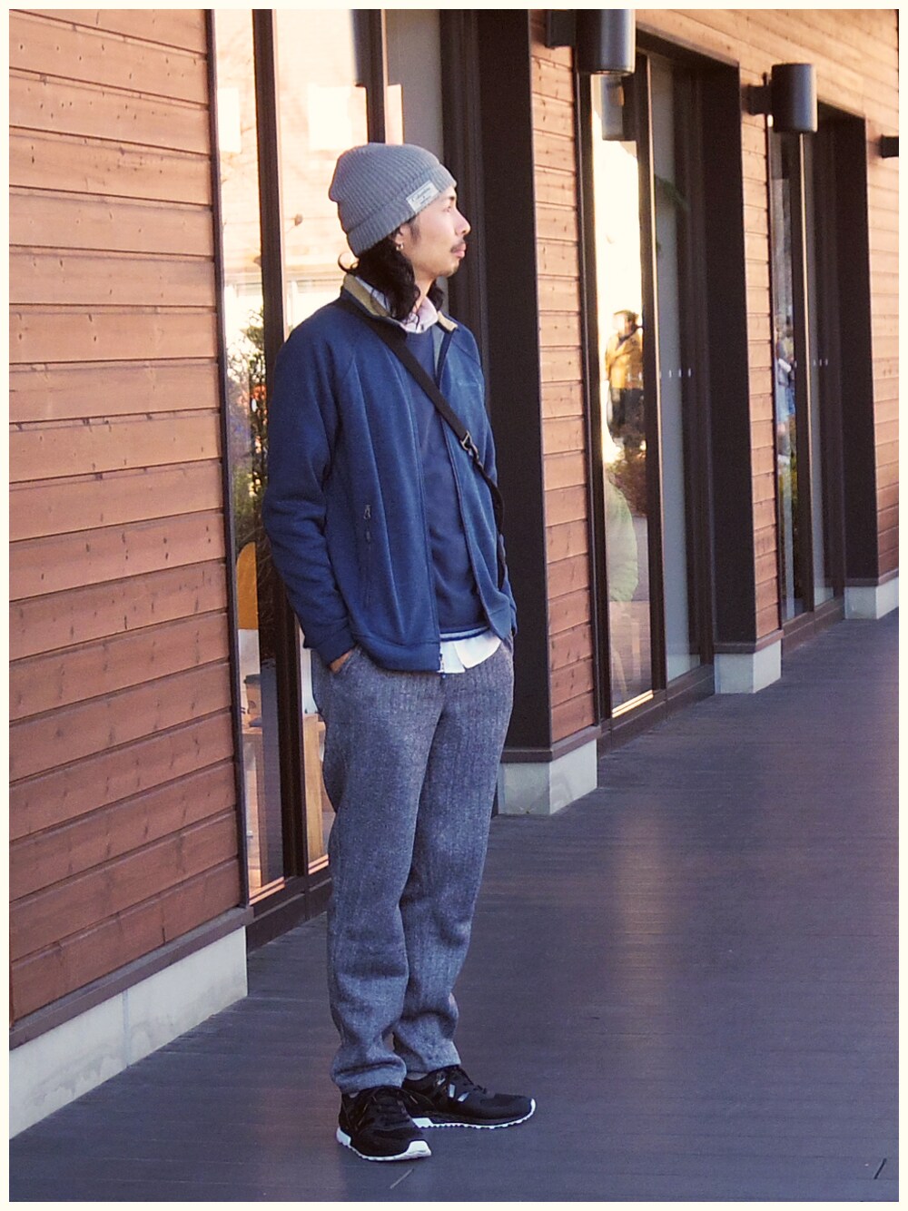 ブルー系のその他アウター、ブルー系のTシャツ/カットソー、ホワイト系のシャツ/ブラウスを着用したメンズの冬コーディネートの1枚目の写真