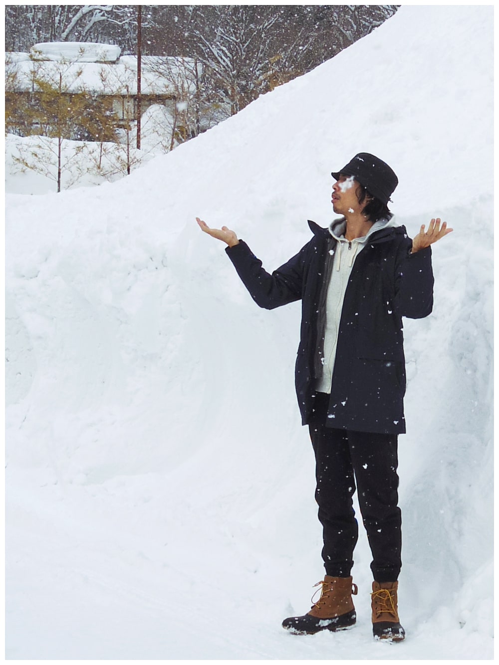 ブルー系のマウンテンパーカー、ベージュ系のパーカー、ブラック系のその他パンツを着用したメンズの春コーディネートの1枚目の写真