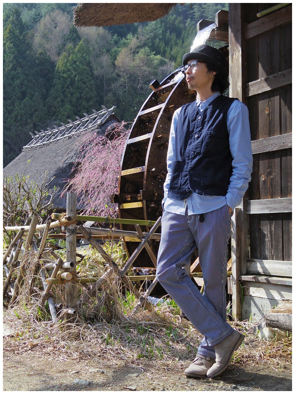 ブルー系のベスト、ブルー系のシャツ/ブラウス、ブルー系のその他パンツを着用したメンズの春コーディネートの1枚目の写真