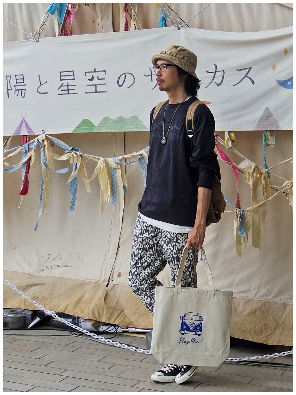 「トートバッグ、柄パンツ、バックパック、リュック、アウトドアスタイル、レイヤードスタイル、ロンT、フェススタイル、コンバース ハイカット、ブーニーハット」｜「MANASTASHのMANASTASH/マナスタッシュ　TROPIC BOONIE Ⅱ（ハット、ベージュ系）」を使った、つちぽんさん（メンズ・177cm）の春コーディネートの1枚目の写真