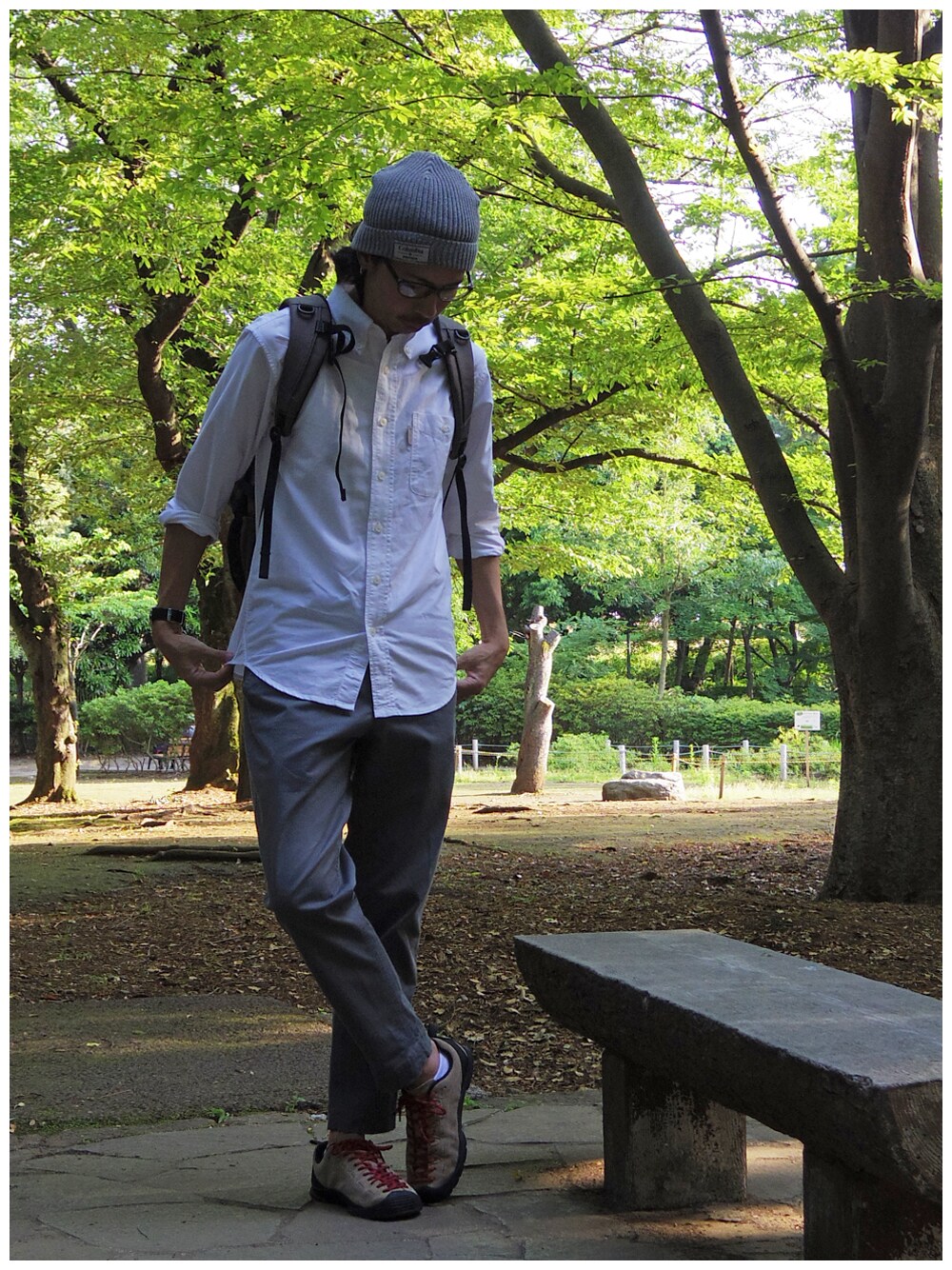 ホワイト系のシャツ/ブラウス、ベージュ系のバックパック/リュック、グレー系のその他パンツを着用したメンズの春コーディネートの1枚目の写真