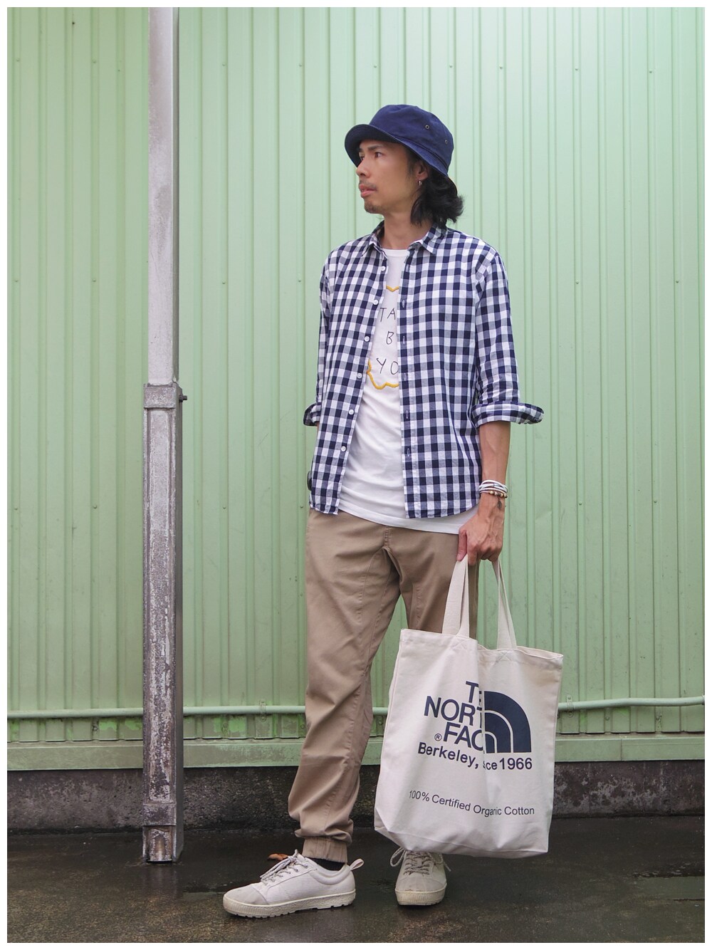 その他のシャツ/ブラウス、ホワイト系のTシャツ/カットソー、ベージュ系のその他パンツを着用したメンズの春コーディネートの1枚目の写真