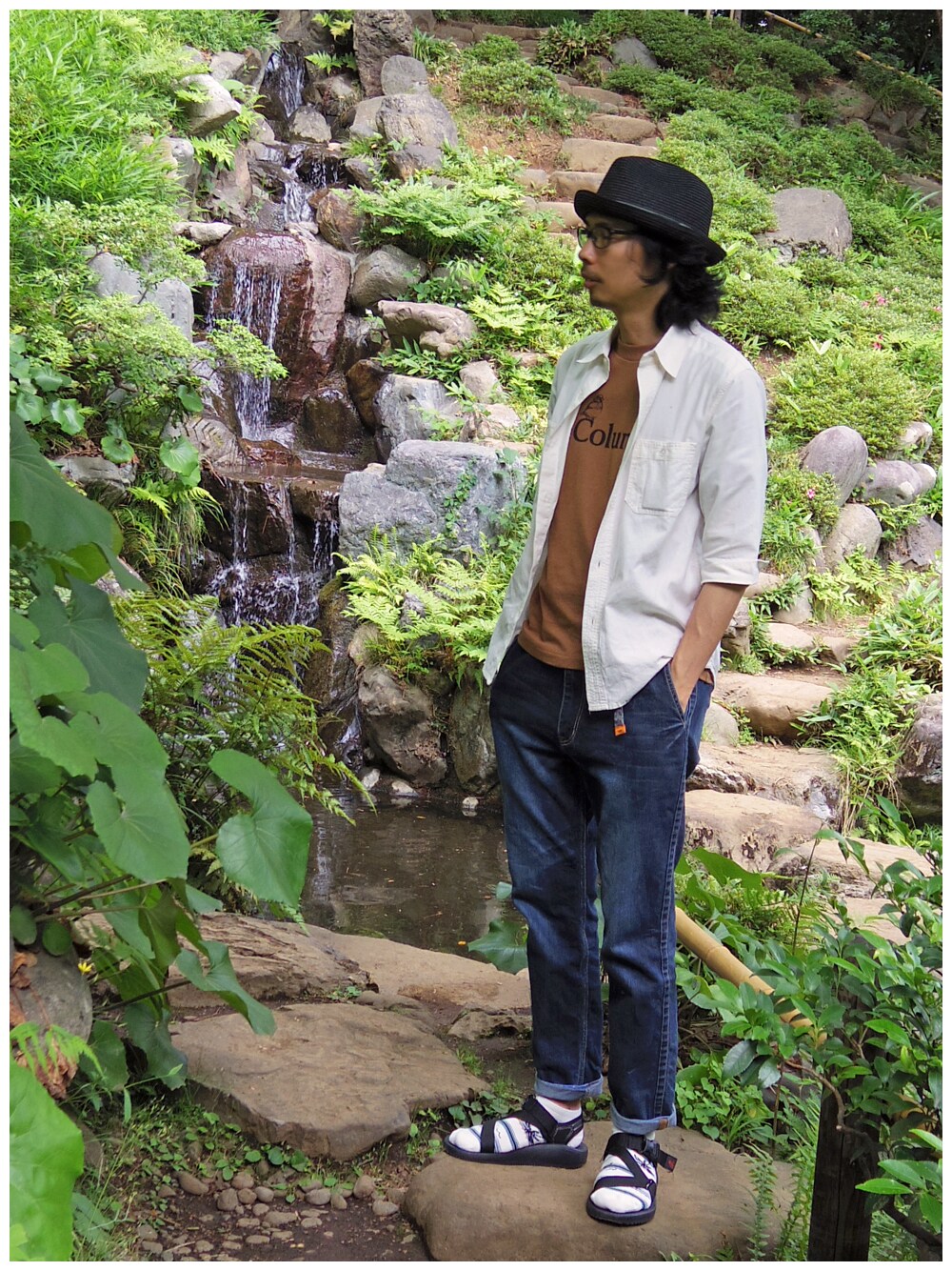 ブラウン系のTシャツ/カットソー、ホワイト系のシャツ/ブラウス、ブルー系のデニムパンツを着用したメンズの夏コーディネートの1枚目の写真