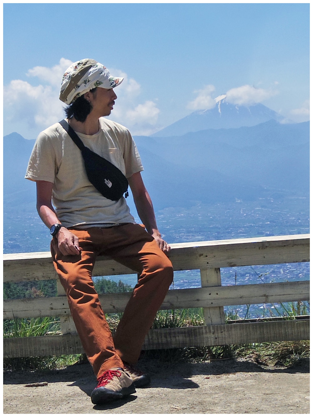 「アウトドアスタイル、Tシャツ、アーバンリサーチ、キャスケット、ベイカーパンツ、富士山、ローカットスニーカー、ノースフェイス、アウトドアミックス、ボディバッグ」｜「Phateewearのアイテム（キャスケット、ホワイト系）」を使った、つちぽんさん（メンズ・177cm）の夏コーディネートの1枚目の写真
