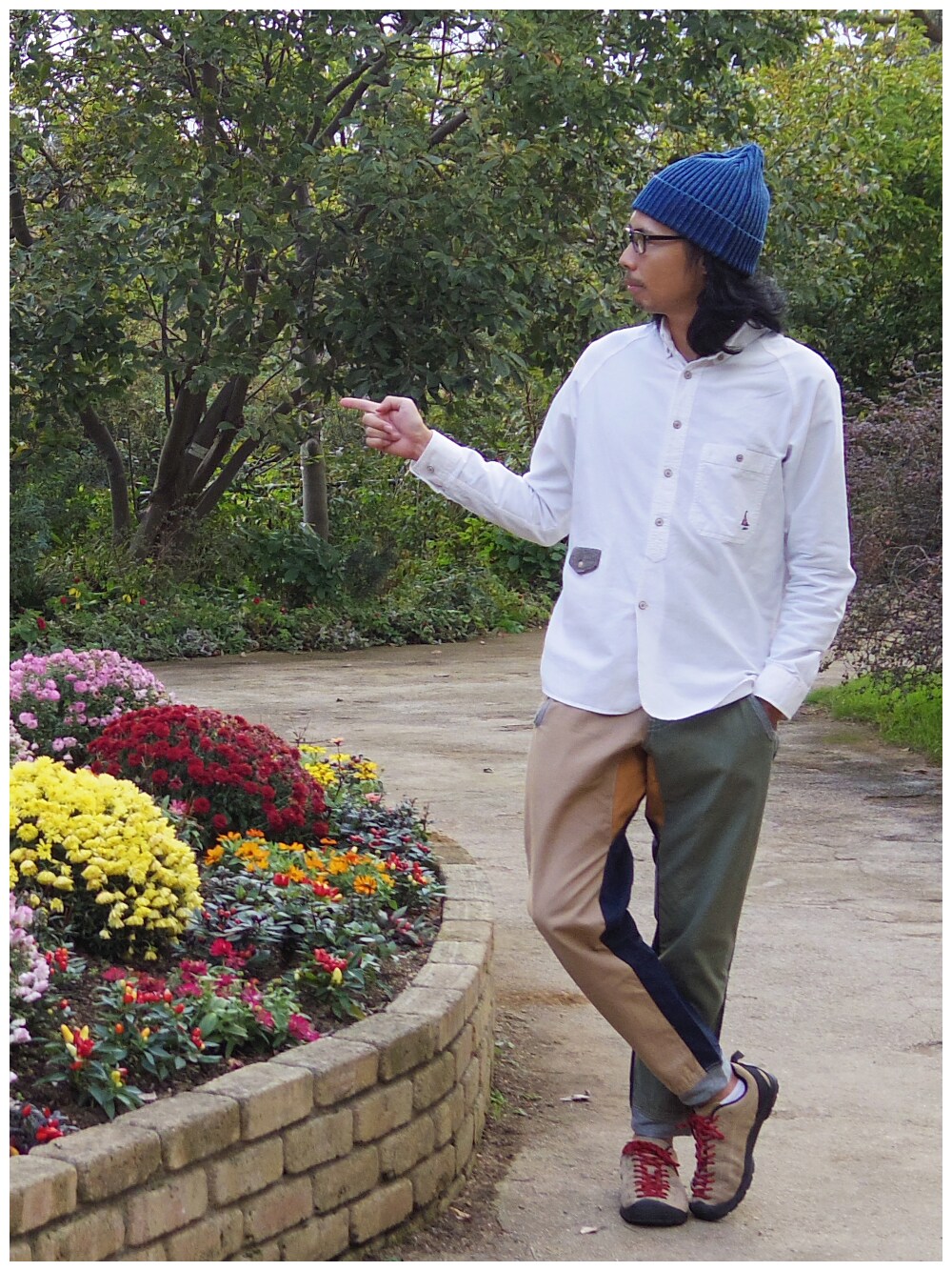 ホワイト系のシャツ/ブラウス、その他のその他パンツ、ベージュ系のスニーカーを着用したメンズの秋コーディネートの1枚目の写真