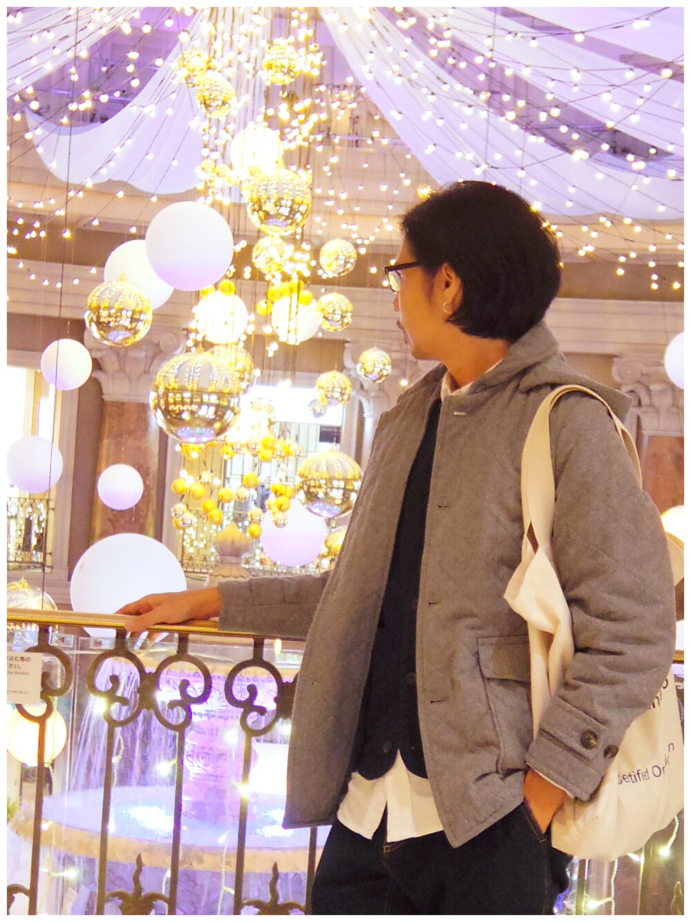 グレー系のその他アウター、ブルー系のトートバッグを着用したメンズの冬コーディネートの1枚目の写真