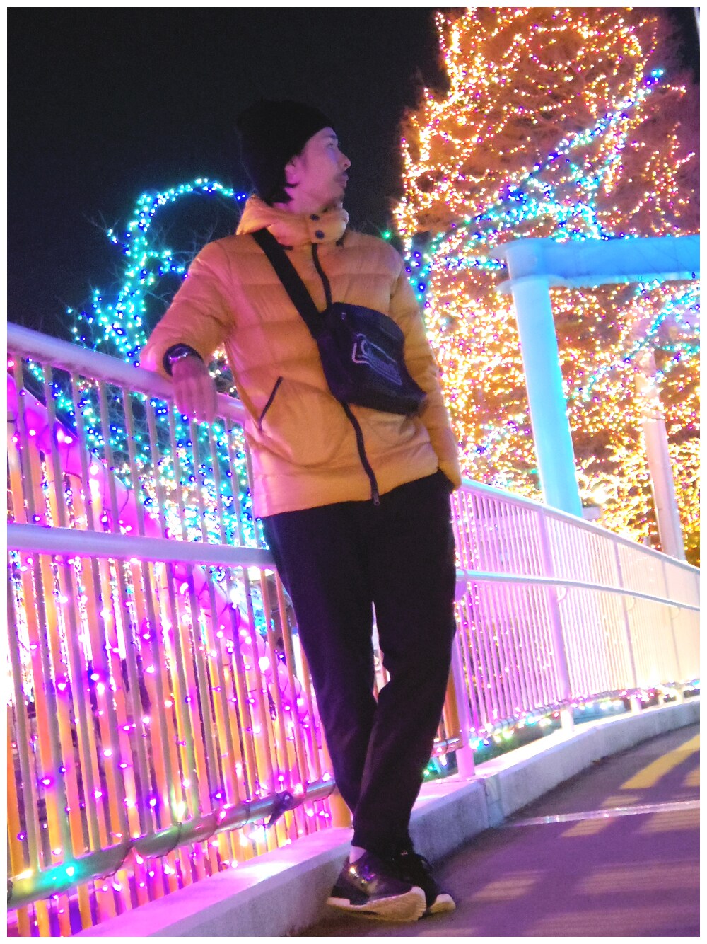 イエロー系のダウンジャケット/コート、ブラック系のショルダーバッグ、ブラック系のその他パンツを着用したメンズの冬コーディネートの1枚目の写真