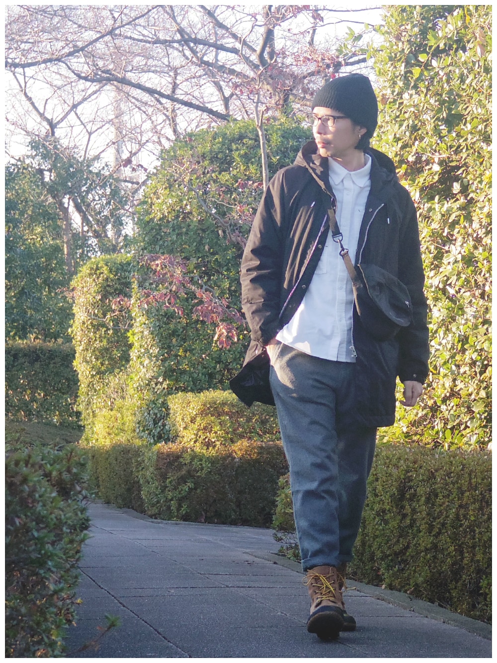 ブラック系のモッズコート、ホワイト系のシャツ/ブラウス、ブラック系のショルダーバッグを着用したメンズの冬コーディネートの1枚目の写真