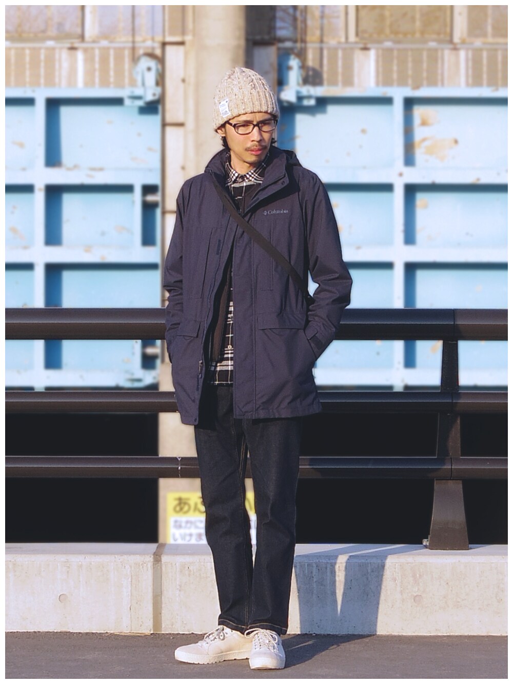 ブルー系のマウンテンパーカー、ブラック系のシャツ/ブラウス、ブラック系のショルダーバッグを着用したメンズの春コーディネートの1枚目の写真