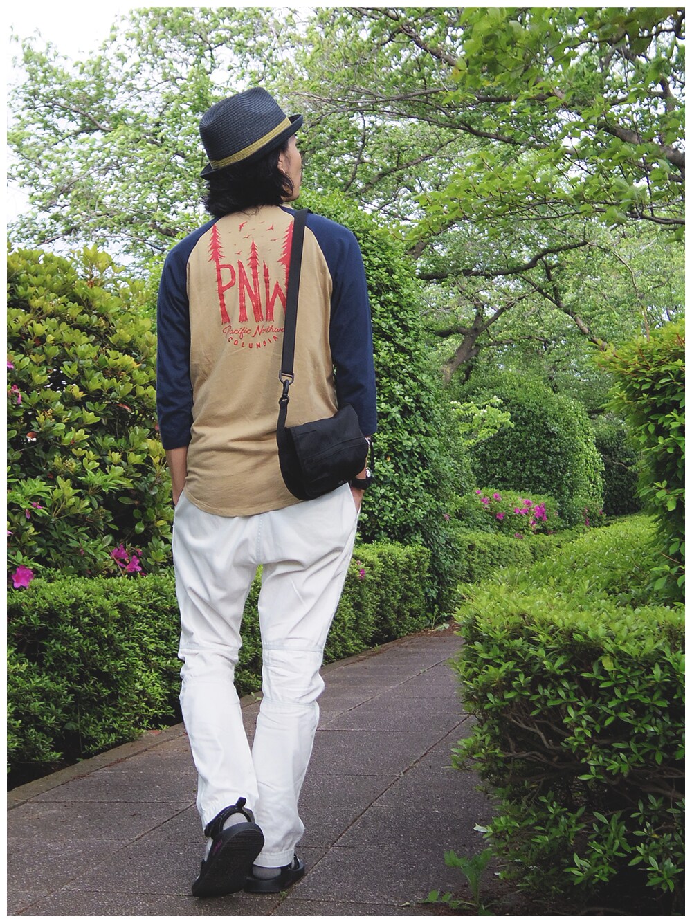 ブルー系のTシャツ/カットソー、ブラック系のショルダーバッグ、ホワイト系のデニムパンツを着用したメンズの夏コーディネートの1枚目の写真