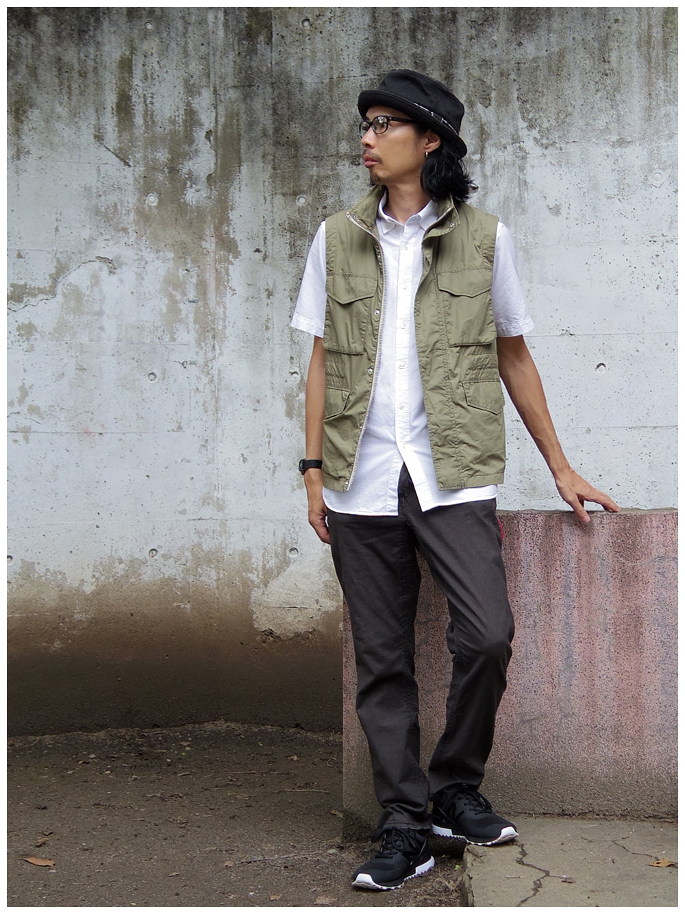 グリーン系のベスト、ホワイト系のシャツ/ブラウス、ブラック系のスニーカーを着用したメンズの夏コーディネートの1枚目の写真