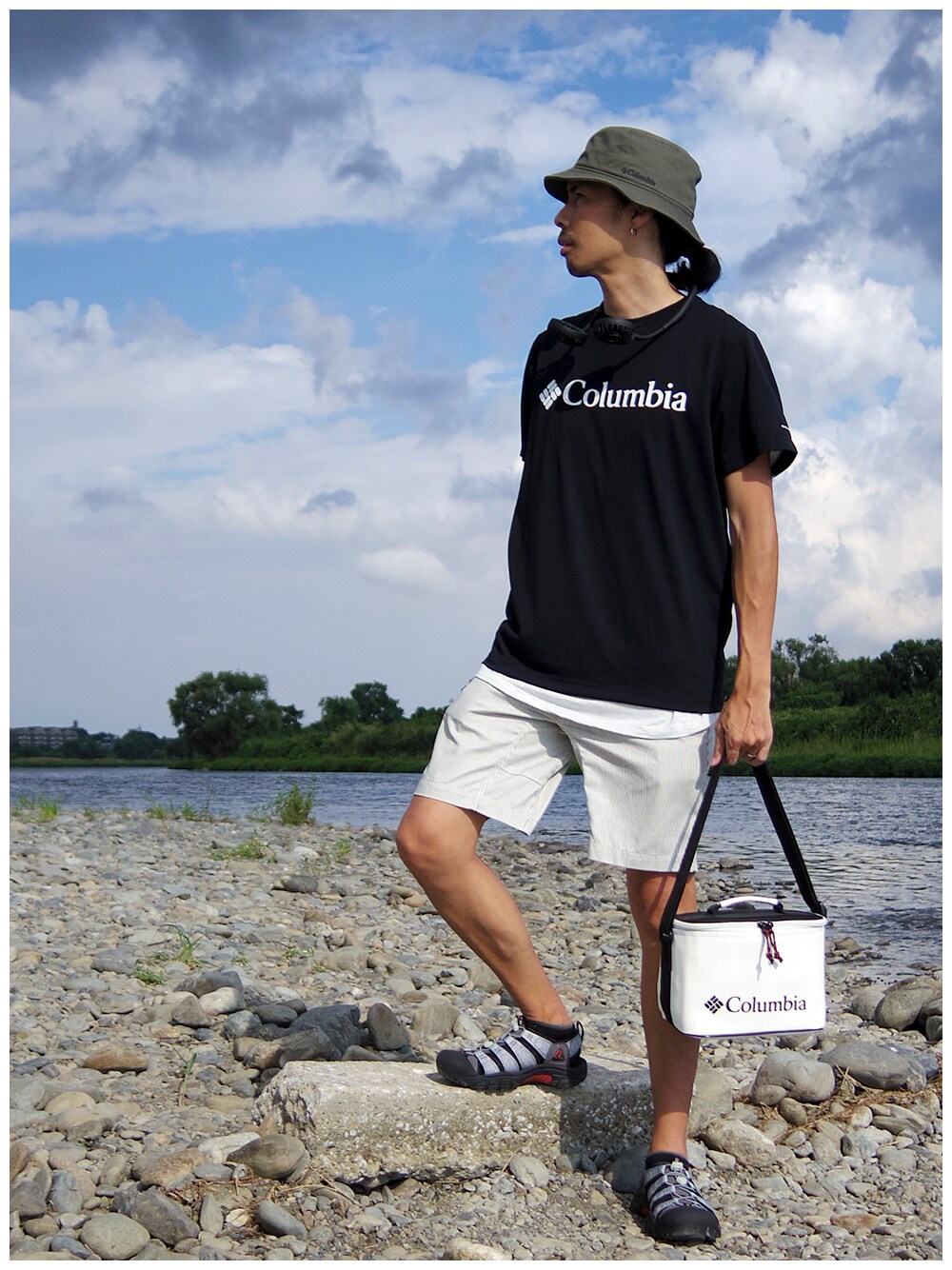 「ロゴT、アウトドアスタイル、ショートパンツ、レイヤードスタイル、keen、Columbia、バケットハット、サンダルに靴下、扇風機、アーバンアウトドア」｜「Columbiaのジョンリムバケット（ハット、グリーン系）」を使った、つちぽんさん（メンズ・177cm）の夏コーディネートの1枚目の写真